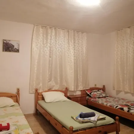 ゲストハウス къща здравец - с осигурено паркомясто 3*